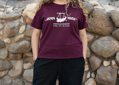 T-Shirt Duc In Altum - Magdala's design in Burgundy